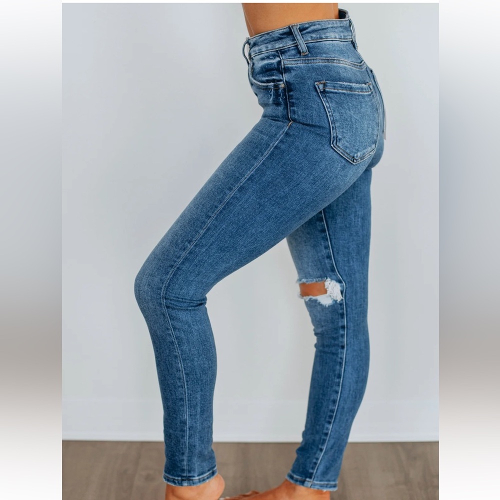 Women’s Risen Jeans- hardly worn - Picture 2 of 9